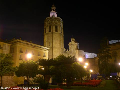 Plaza de la Reina and cathedral by night