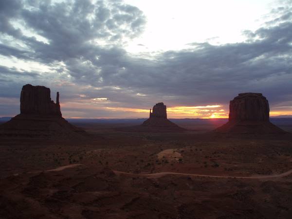 Monument Valley - Sunrise at the Buttes