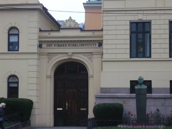 Entrance of the Norwegian Nobel Institute in Oslo, bronze bust in the garden