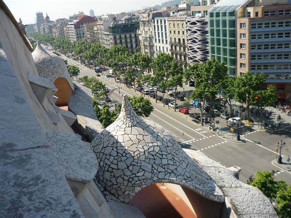 I tetti a mosaico di Casa Milà, Passeig de Gràcia sotto