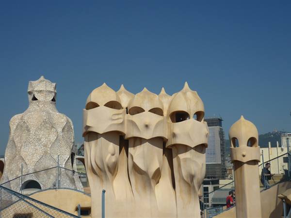 Le sculture dalle forme evocative sulla terrazza della Casa Milà, Barcellona
