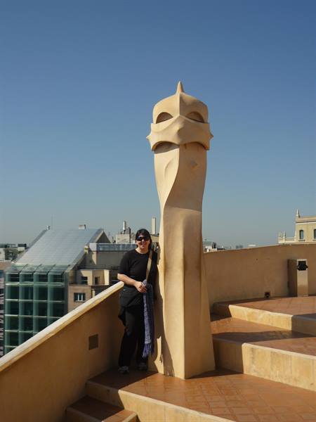 Sul tetto della Pedrera, accanto a un comignolo di pietra di Gaudí
