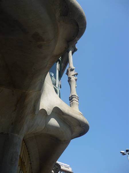 La facciata curva in pietra della Pedrera di Gaudí contro il cielo blu