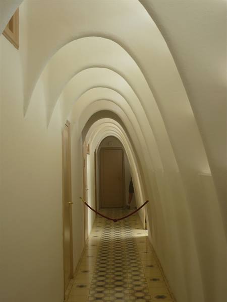Corridoio con archi parabolici bianchi di Gaudí, Casa Batlló
