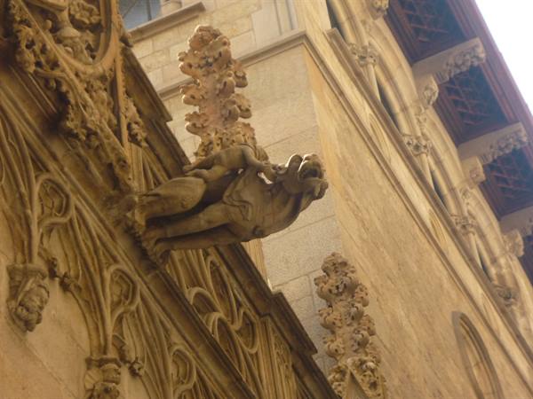 Gargolla gotica in pietra sulla Cattedrale di Barcellona, luce solare