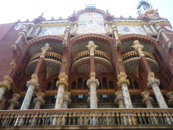 Facciata del Palau de la Música Catalana, colonne in mosaico e sculture