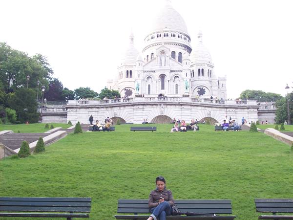 Rossana, Sacré-Cœur in the background