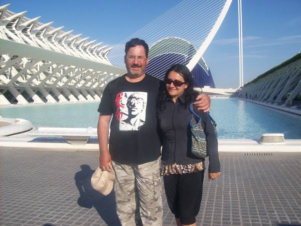 Couple in front of the City of Arts and Sciences, Valencia