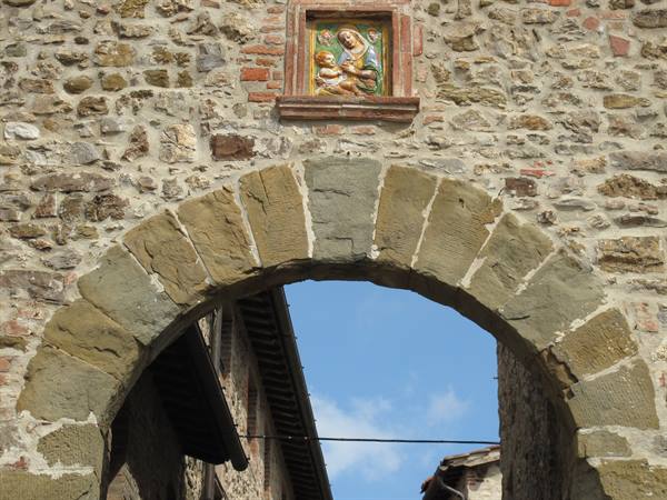 the village of San Gusmè - gate detail