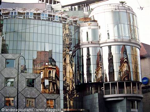 Haas Haus in Vienna, reflective glass mirroring St. Stephen's Cathedral