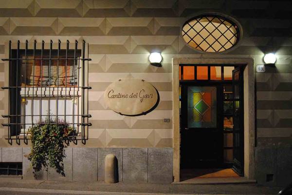 The entrance of Ristorante Cantine del Gavi in via Mameli