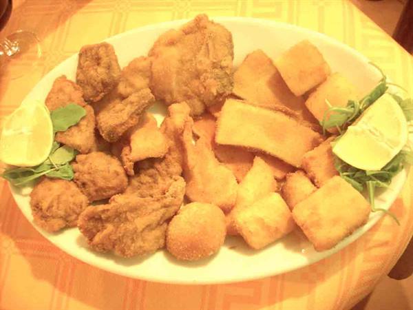 Delicacies of the Italia Pizzeria Restaurant of Lerma: the mixed fried fish