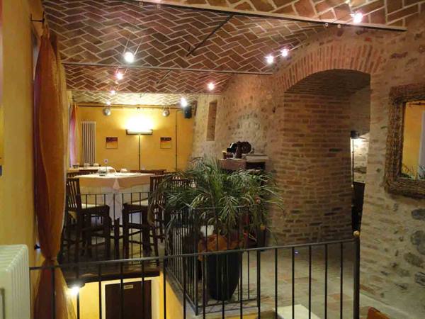 In the characteristic dining rooms of the Taverna dei Tre Mori