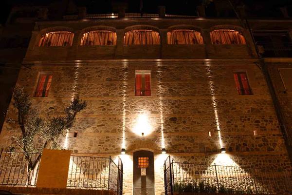 The entrance of the Taverna dei Tre Mori