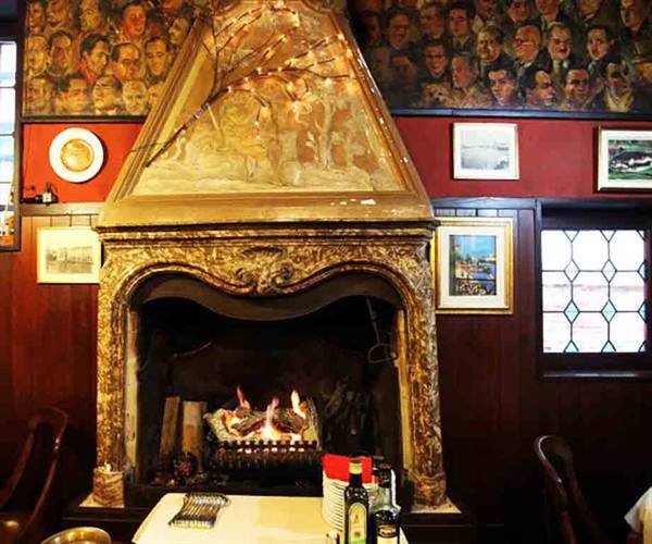 In the characteristic dining rooms of the Antica Trattoria Poste Vecie