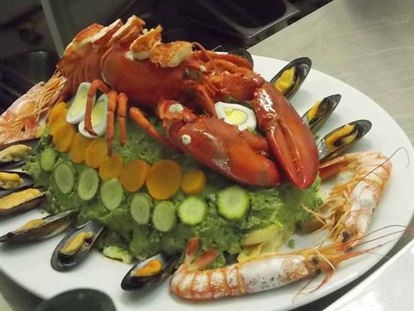 Lobster platter with zucchini, carrots, boiled eggs, mussels and prawns