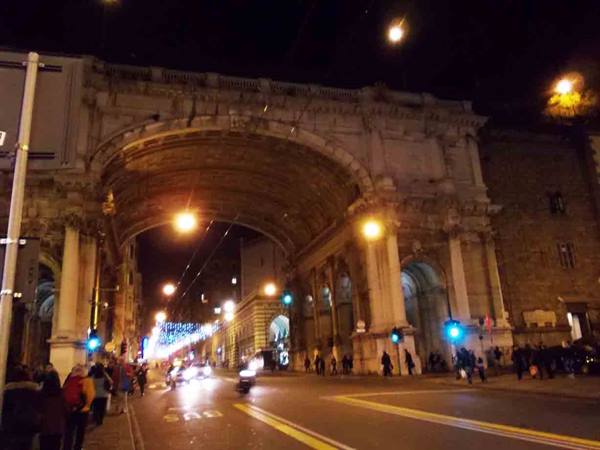 Night in Florence: the Arcone of Piazza della Repubblica lit above traffic