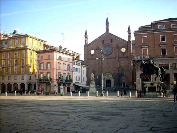 Piazza Cavalli in Piacenza, bronze equestrian statues before San Francesco church