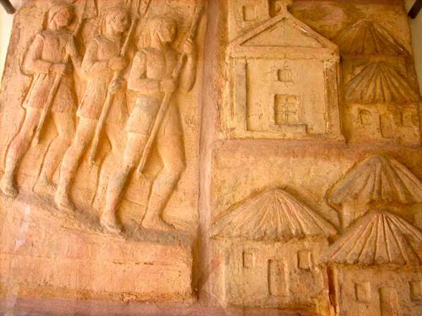 Bas-reliefs by Claudia Formica at the entrance of the Town Hall