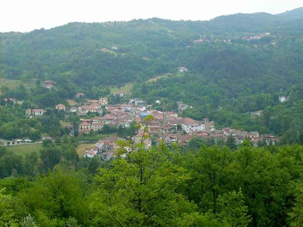 View of Grognardo from the blue trail