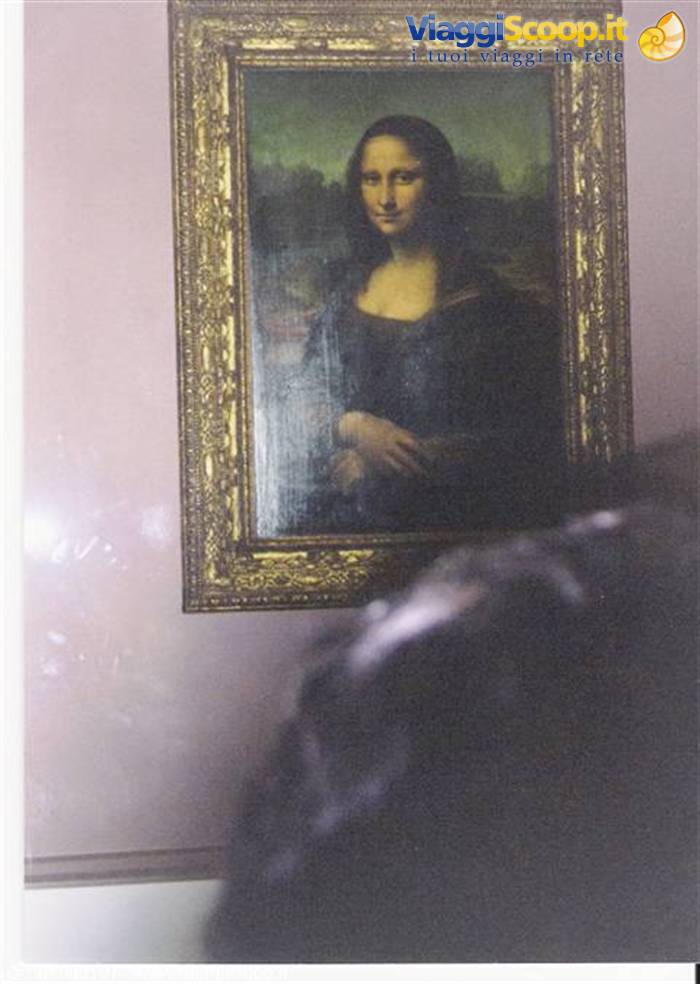 Mona Lisa in golden frame at the Louvre, blurred visitors in front