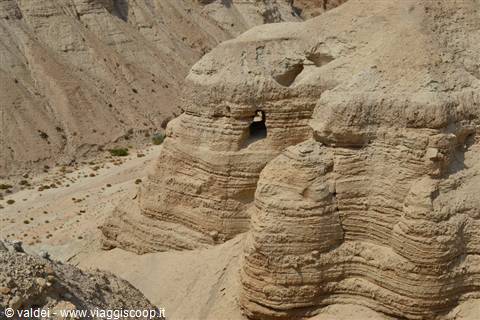 QUMRAN. THE CAVE OF THE DEAD SEA SCROLLS