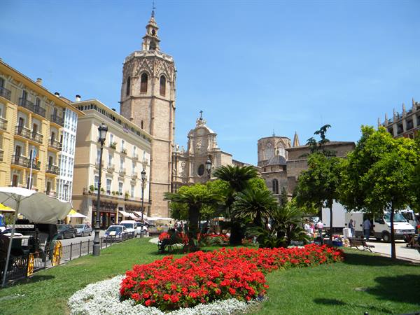 The cathedral seen from Plaza Santa Catalina
