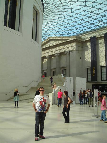 Here I am at the entrance of the British Museum!