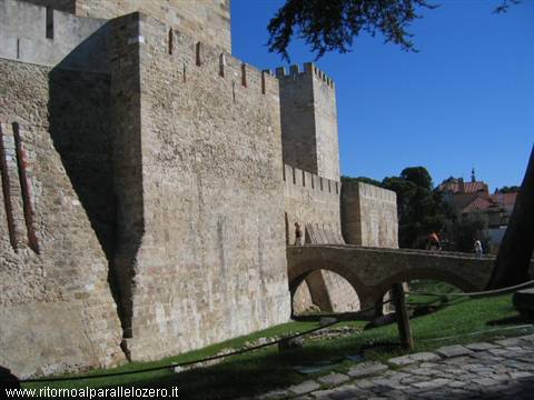 Entering São Jorge Castle