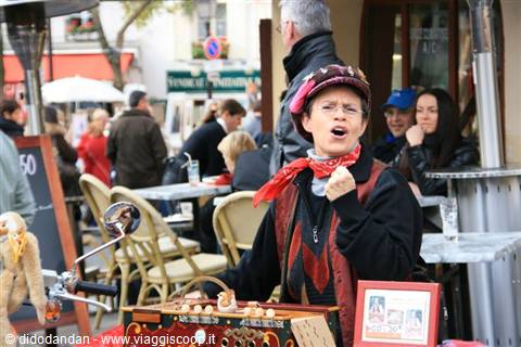 Street organ player singing at a café terrace, Montmartre