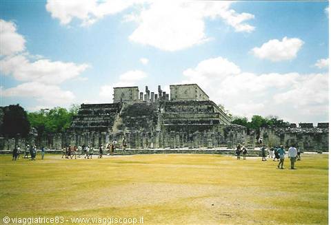 Tourists on the great lawn in front of the Temple of the Warriors, Chichén Itzá