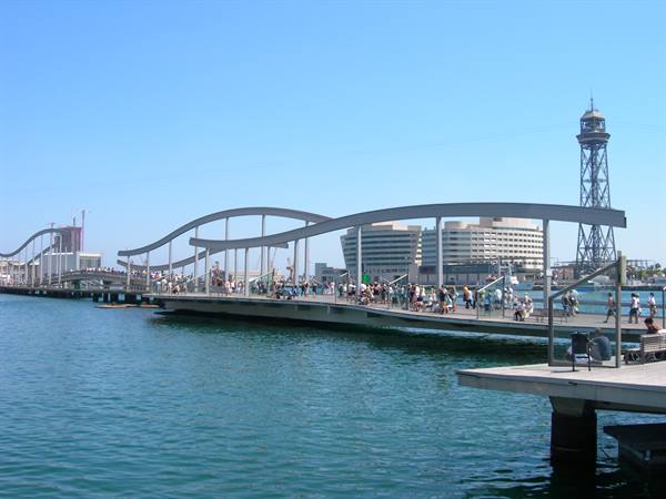Rambla del Mar in Barcelona: wavy wooden footbridge with tourists