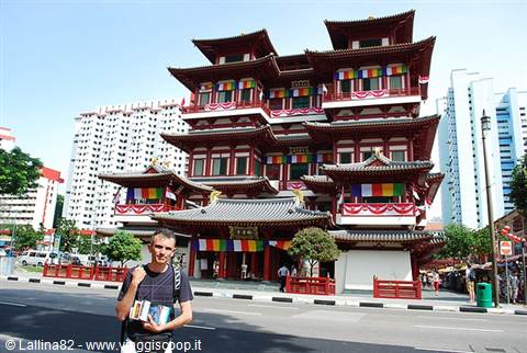 Tourist in front of the Buddha Tooth Relic Temple in Chinatown, Singapore