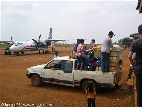 11 - Ban Lung - Airport - Unloading luggage