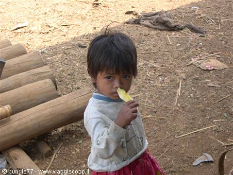 12 - On the road to Voen Sai - Khmer girl