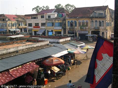 13 - Kratie - Market square