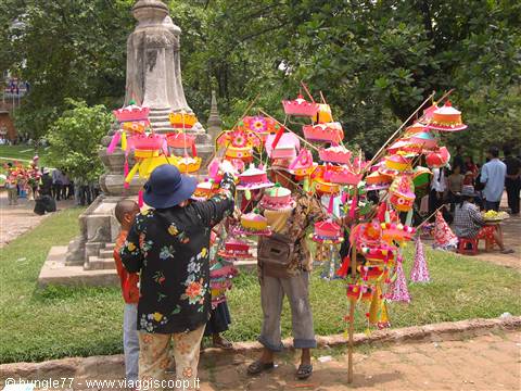 15 - PP - Wat Phnom - hats