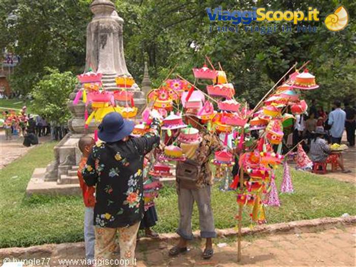 15 - PP - Wat Phnom - hats