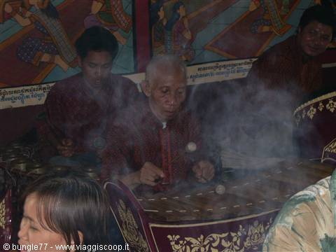 15 - PP - Wat Phnom - Old man with the xylophone