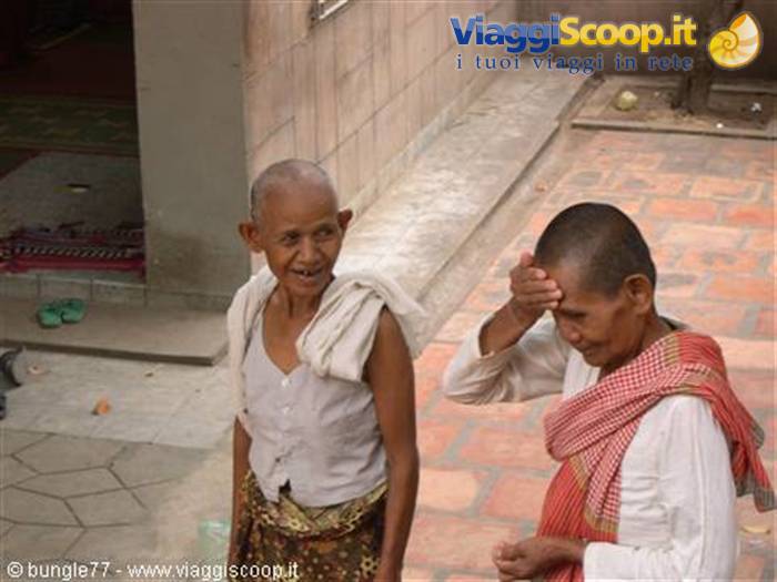 15 - PP - Wat Ounalom - The two gossips