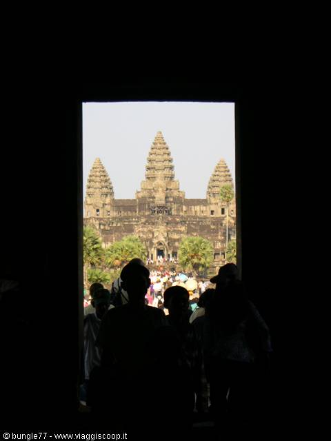 18 - Angkor - Angkor Wat - Tourists