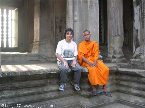 18 - Angkor - Angkor Wat - Me and the monk
