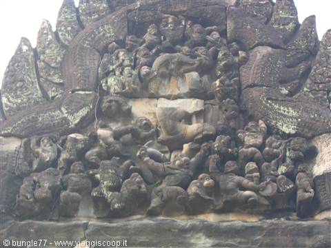 22 - Banteay Samre - Battle of the monkeys