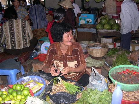 22 - Siam Reap - Market - Girl friend with the mangoes