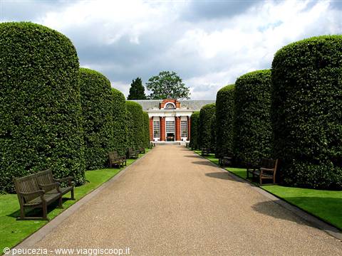 Kensington palace in the background