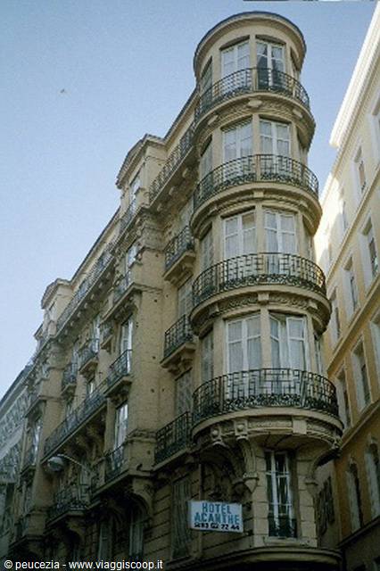 Beaux-Arts building with corner bow-window and wrought-iron balconies, Hotel Acanthe sign