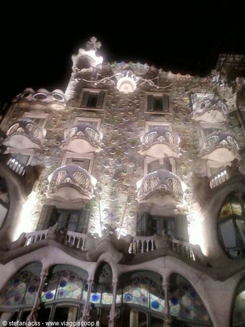 casa battlò at night