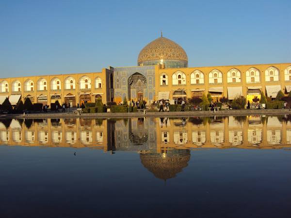 Sheikh Lotfollah Mosque in Isfahan, golden dome reflected in the pool