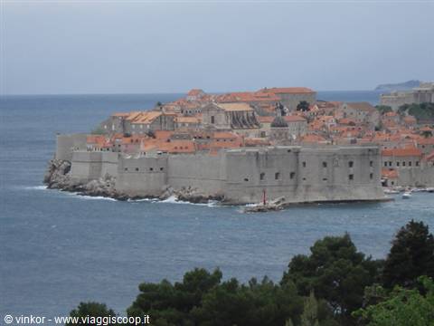 Dubrovnik: view of the old town with the ancient walls