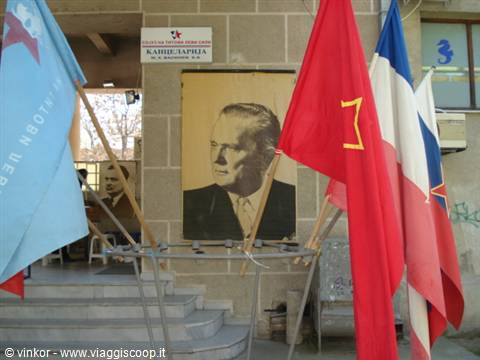Skopje: photos and Yugoslav flags at the communist party headquarters
